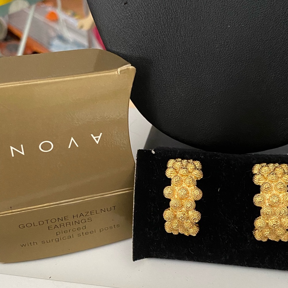 Vintage Avon gold tone hazelnut earrings